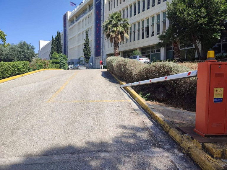 Συμβασιούχος της ΕΡΤ ο άνδρας που μπήκε με ρόπαλο στο κτίριο: Έφτασε μέχρι το λογιστήριο – Βίντεο ντοκουμέντο