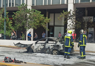Φωτιά σε αυτοκίνητο στη Συγγρού: Γλίτωσαν τελευταία στιγμή ζευγάρι με παιδί