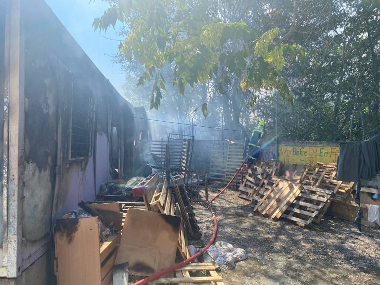 Φωτιά στη δομή προσφύγων στον Ελαιώνα – Στη ΜΕΘ ένας 14χρονος