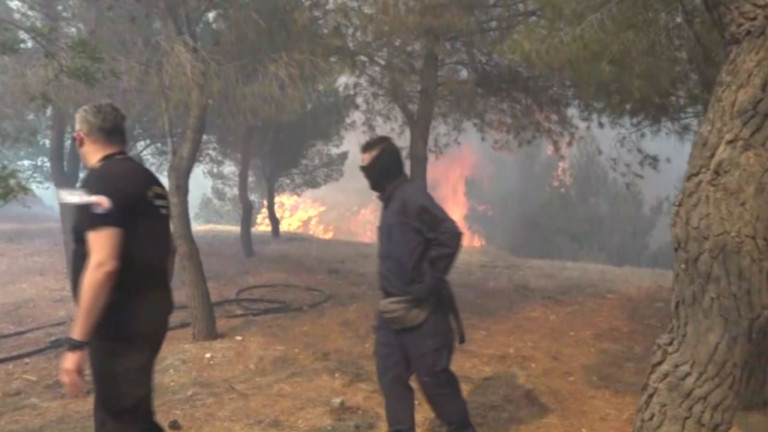Live: Επίσημη ενημέρωση της Πυροσβεστικής για τη μεγάλη φωτιά στη Βούλα