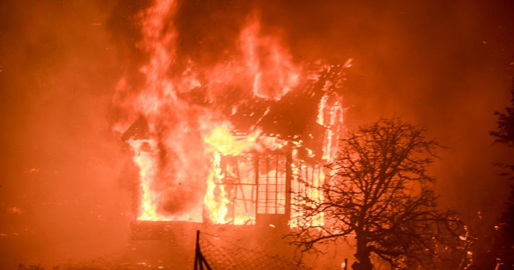 Μεγάλη πυρκαγιά στον Ρέντη: Καίγεται αποθήκη κηροποιίας – Μάχη δίνουν οι πυροσβέστες