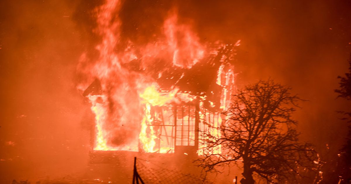 Μεγάλη πυρκαγιά στον Ρέντη: Καίγεται αποθήκη κηροποιίας - Μάχη δίνουν οι πυροσβέστες