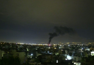 Ρέντης: Σε ύφεση η μεγάλη πυρκαγιά στην αποθήκη κηροποιίας – Μάχη για την κατάσβεση