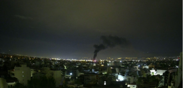 Ρέντης: Σε ύφεση η μεγάλη πυρκαγιά στην αποθήκη κηροποιίας – Μάχη για την κατάσβεση