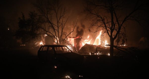Ριτσώνα: Μεγάλη πυρκαγιά σε βιομηχανικό κτίριο – Επιχειρούν ισχυρές δυνάμεις