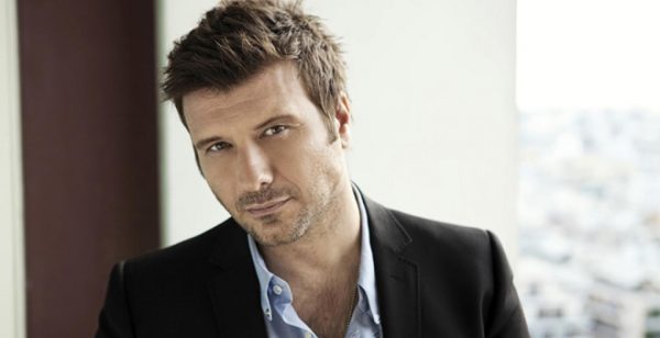 Ποιος διάσημος τραγουδιστής απέρριψε το «Φυσάει πολύ» πριν το κάνει επιτυχία ο Πλούταρχος