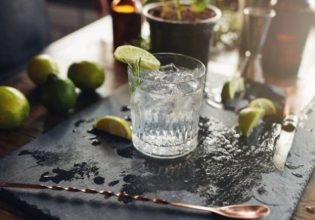 Μεγάλη προσοχή! Αν βάζετε λεμόνι στο ποτό σας πρέπει να σταματήσετε αμέσως