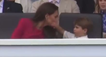 Βρετανία: Ο άτακτος πρίγκιπας Λούις έκλεψε την παράσταση στο Πλατινένιο Ιωβηλαίο της βασίλισσας Ελισάβετ