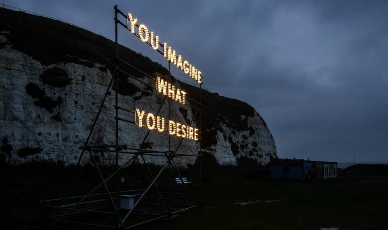 Βρετανία: Ο καλλιτέχνης που έστησε τεράστιες πινακίδες για τους πρόσφυγες που διασχίζουν τη Μάγχη