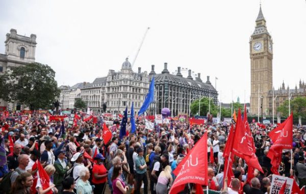 Μεγάλη διαδήλωση στο Λονδίνο για την εκτίναξη του κόστους ζωής στα ύψη