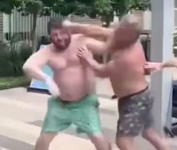 ΗΠΑ: Άγριο ξύλο μπροστά από την πισίνα ξενοδοχείου για μια ξαπλώστρα