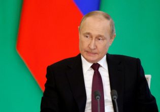 Ρωσία: Άγαλμα του Πούτιν δέχθηκε επίθεση με όπλο για paintball