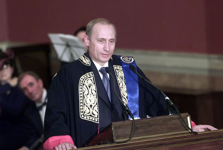 ΕΚΠΑ: Aφαιρεί από τον Πούτιν τον τίτλο του επίτιμου διδάκτορα