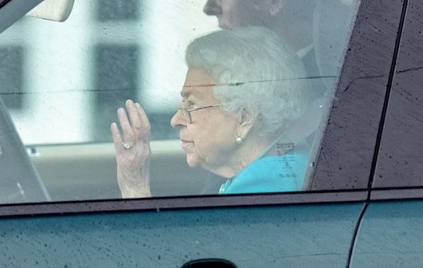 Βρετανία: Περιπέτεια στον αέρα για τη βασίλισσα Ελισάβετ – Τι συνέβη