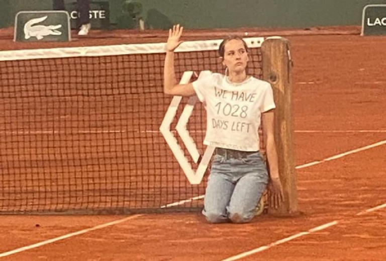 Απίστευτο: Γυναίκα εισέβαλε στο κορτ και δέθηκε στο φιλέ! [vid]