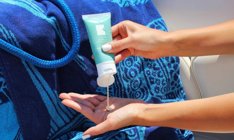 Πώς να αφαιρέσεις τους λεκέδες με αντηλιακό από το μαγιό και τις πετσέτες