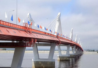 Ρωσία: Εγκαινιάστηκε η πρώτη γέφυρα που τη συνδέει οδικώς με την Κίνα