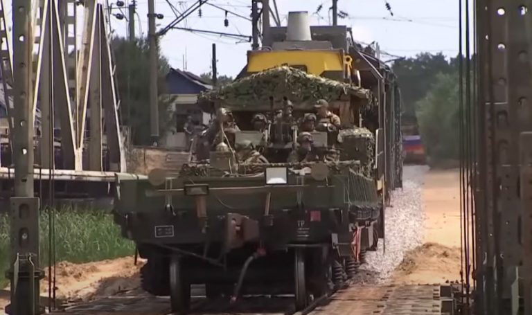 Ρωσία: Το υπουργείο Αμυνας δημοσιοποίησε βίντεο με το θωρακισμένο τρένο «Βόλγας»