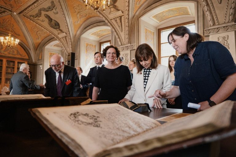 Σακελλαροπούλου: Η ανάρτηση της για τους Λιθουανούς φοιτητές που απήγγειλαν Καβάφη στα ελληνικά