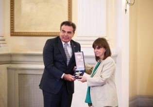 H Σακελλαροπούλου παρασημοφόρησε τον αντιπρόεδρο της Κομισιόν Μ. Σχοινά