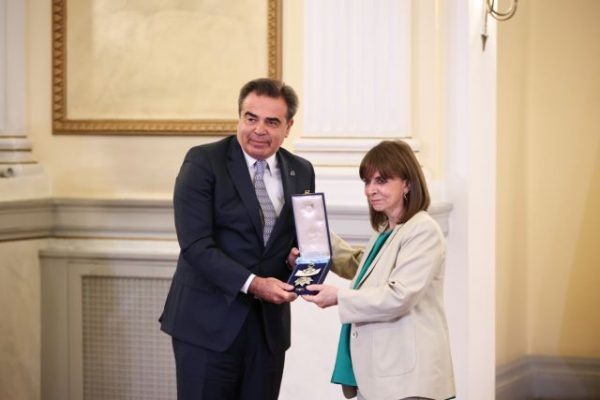 H Σακελλαροπούλου παρασημοφόρησε τον αντιπρόεδρο της Κομισιόν Μ. Σχοινά