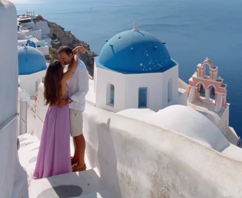 Σαντορίνη: Το μαρτύριο μίας influencer να τραβήξει μία φωτογραφία σε σοκάκι