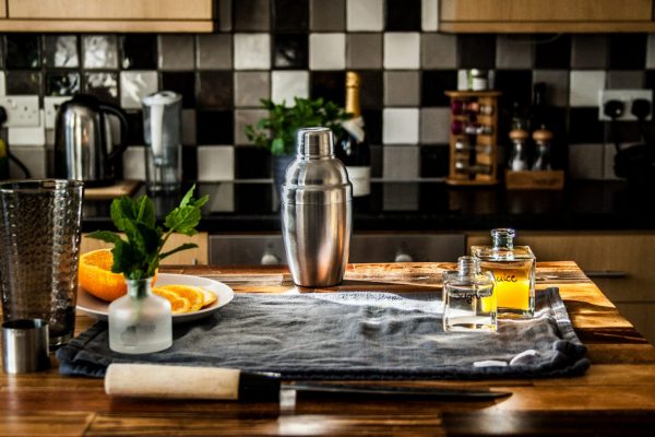 Σπιτικό μπαρ: Τα σωστά ποτά, κρασιά και όλα όσα χρειάζεσαι για να το φτιάξεις