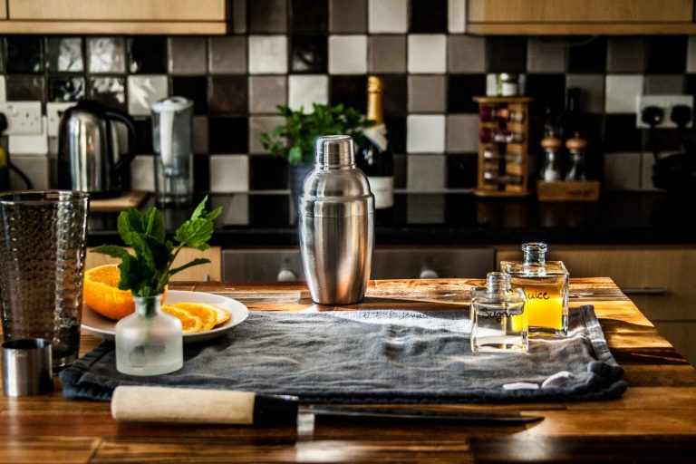 Σπιτικό μπαρ: Τα σωστά ποτά, κρασιά και όλα όσα χρειάζεσαι για να το φτιάξεις