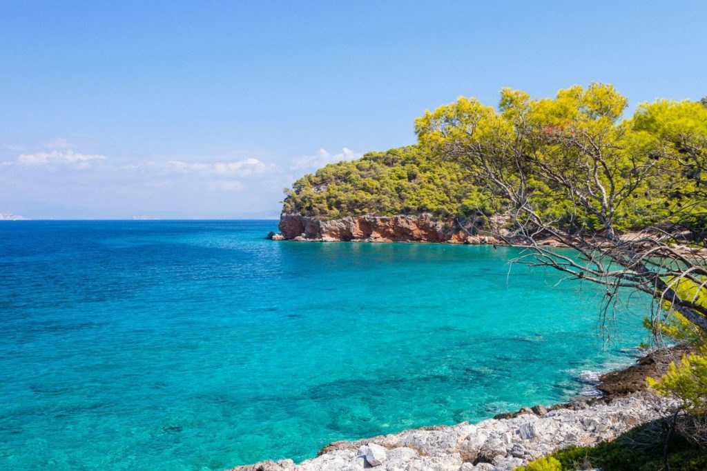 Ένας παράδεισος μια ώρα από την Αθήνα – Το άγνωστο φθηνό νησί που θα λατρέψετε