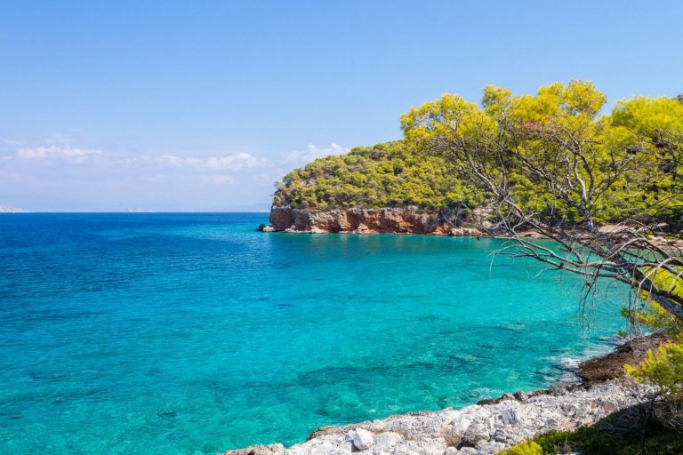 Ένας παράδεισος μια ώρα από την Αθήνα – Το άγνωστο φθηνό νησί που θα λατρέψετε