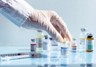 Τέταρτη δόση: Τα μπρος – πίσω της Επιτροπής για τη σύσταση εμβολιασμού