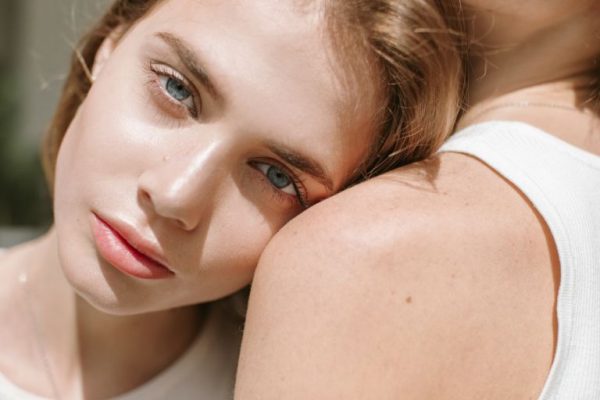 Ιδρώνετε πολύ; Έτσι θα διατηρήσετε το μακιγιάζ σας