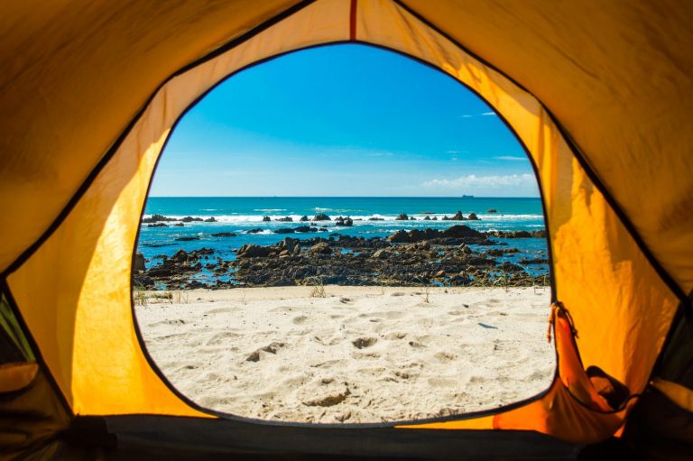 Ο απαραίτητος εξοπλισμός του camping: Όσα θα χρειαστείς για μέγιστη άνεση κάτω από τ’ αστέρια