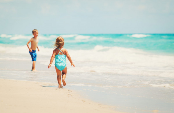 Μικροί λουόμενοι σε μεγάλες περιπέτειες: Όσα θα χρειαστείς στη θάλασσα με το παιδί