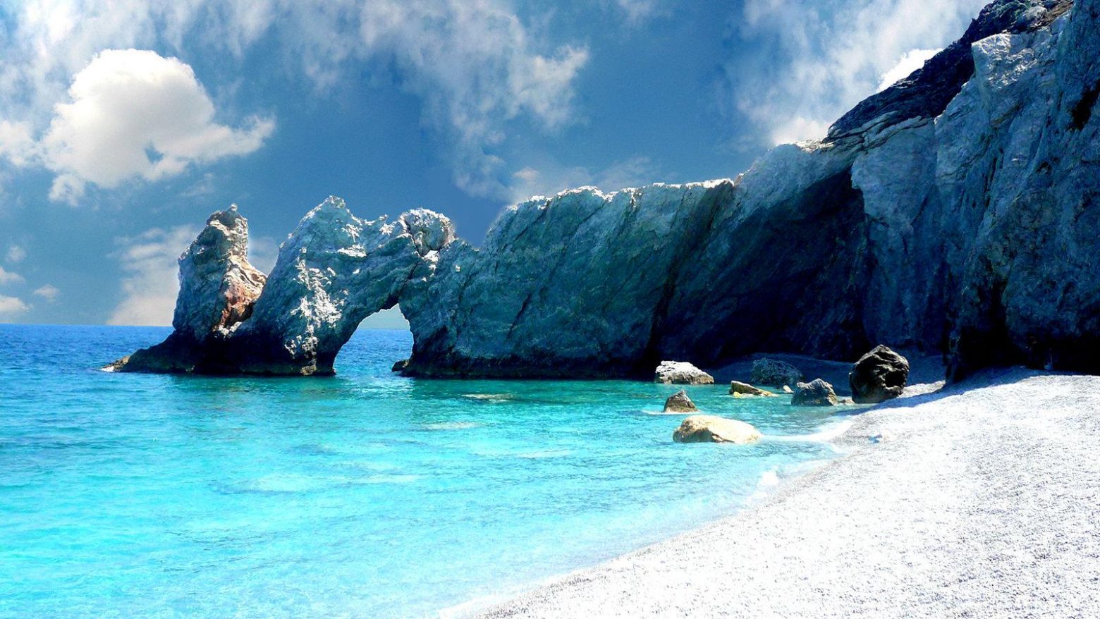 Η εντυπωσιακή ελληνική παραλία με τα κρυστάλλινα νερά που είναι διάσημη σε όλο τον κόσμο