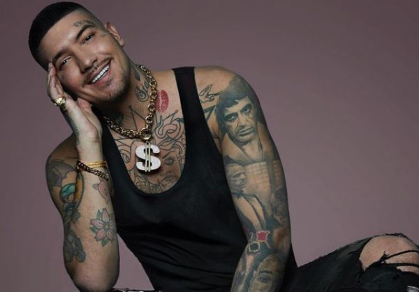 Snik: Κλήση για υπερβολική ταχύτητα με ποτό και κινητό στο χέρι – Προκλητική στάση του τραγουδιστή