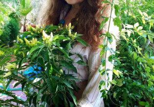 Η Σοφία Φιλιππίδου υπογράφει το νέο της βιβλίο «Το τραγούδι της μαύρης τρύπας»