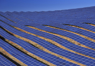 Πράσινη ενέργεια: Πόλεμος και πανδημία επιτάχυναν τη μετάβαση στην ΕΕ