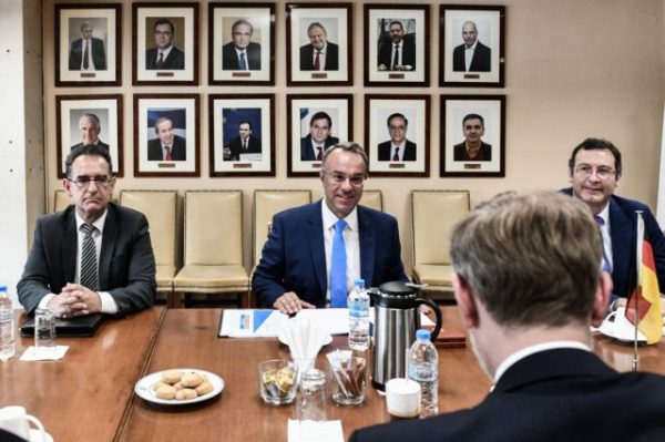 Έπαθαν πλάκα οι Γερμανοί: Πήγαν για Σταϊκούρα και έπεσαν πάνω… στον Βαρουφάκη