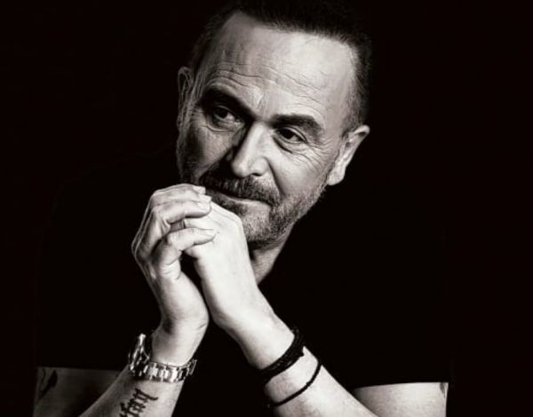 Φωτιά στη Βούλα: Ο Σταμάτης Γονίδης εγκατέλειψε το σπίτι του λόγω της πυρκαγιάς