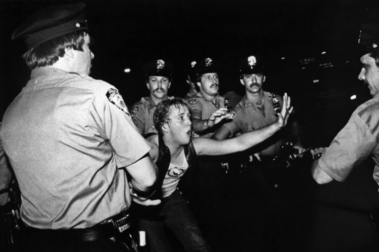 Να καλωσορίσουμε τους αστυνομικούς στο Pride