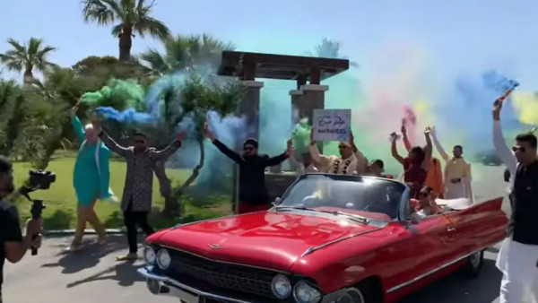 Κρήτη: Μπολιγουντιανός γάμος Ινδού – Το ζευγάρι έφτασε με συλλεκτική Cadillac