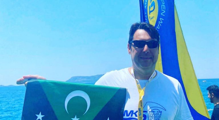 Τούρκος αντιδήμαρχος φωτογραφήθηκε με τη σημαία της «ανεξάρτητης» Δυτικής Θράκης [εικόνες]