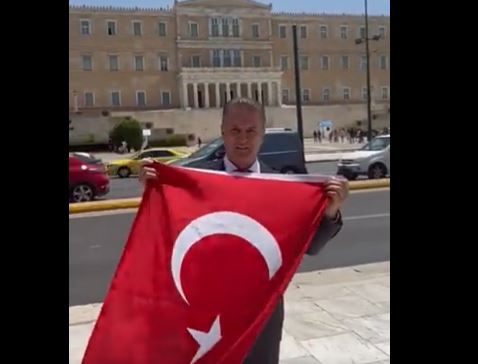 Τούρκος πολιτικός ήρθε στην Αθήνα και άνοιξε τουρκική σημαία μπροστά στη Βουλή