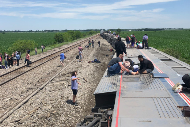 ΗΠΑ: Τουλάχιστον 3 νεκροί σε εκτροχιασμό τρένου μετά τη σύγκρουσή του με απορριματοφόρο