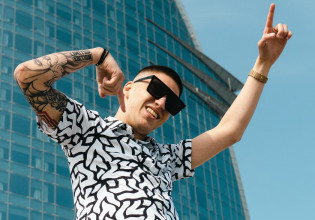 Ο γνωστός τράπερ που καταδικάστηκε αποκαλύπτει προκλητικά την ταυτότητά του: «Αν έψαχναν το αμάξι θα έβρισκαν…»