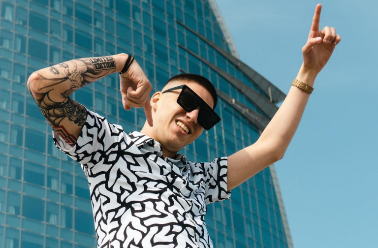 Ο γνωστός τράπερ που καταδικάστηκε αποκαλύπτει προκλητικά την ταυτότητά του: «Αν έψαχναν το αμάξι θα έβρισκαν…»