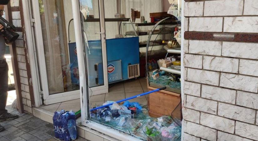 Θεσσαλονίκη: Aυτοκίνητο καρφώθηκε σε τζαμαρία καταστήματος – Δύο τραυματίες