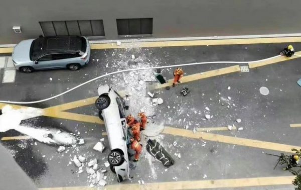 Σανγκάη: Ηλεκτρικό αυτοκίνητο έπεσε από τον τρίτο όροφο στη διάρκεια δοκιμών – Δύο νεκροί
