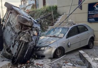 Τροχαίο στο Ναύπλιο: Τρελή πορεία αυτοκινήτου – Γκρέμισε μάντρα και έπεσε σε σταθμευμένα οχήματα